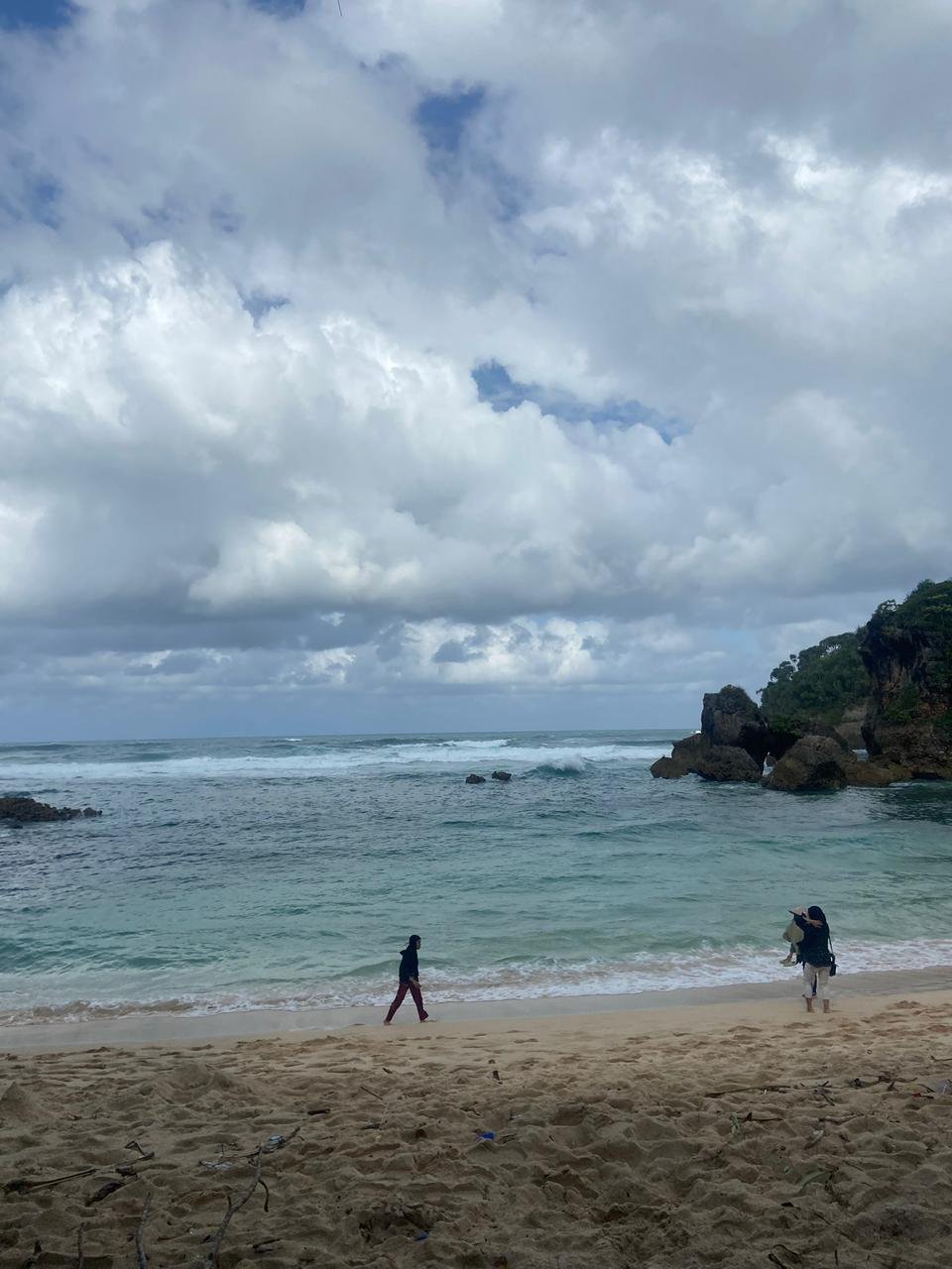Jelajah Pesona Tersembunyi Pantai Goa Cina: Ketenangan Pesisir Kurasi Warga Lokal Malang - 3
