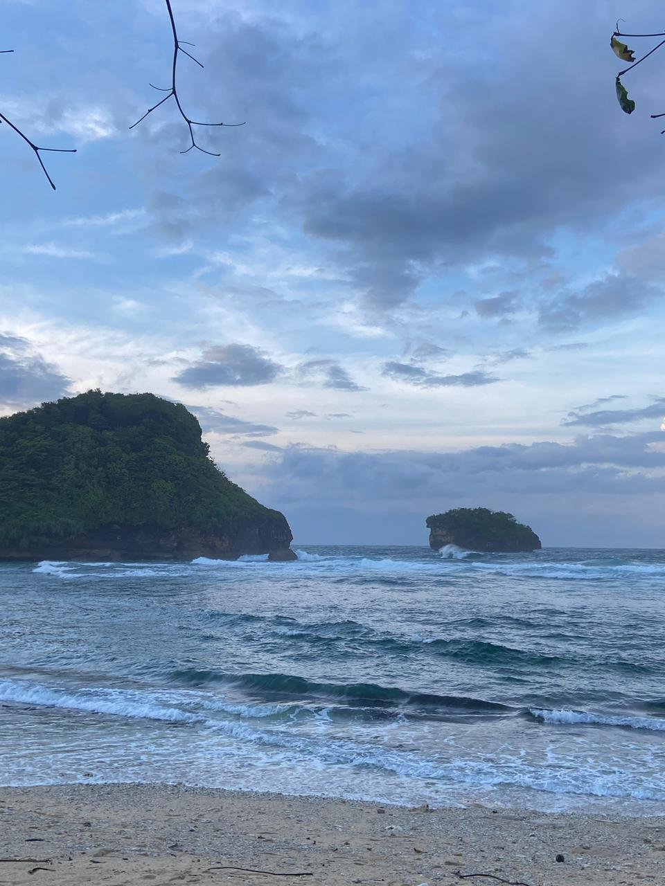 Jelajah Pesona Tersembunyi Pantai Goa Cina: Ketenangan Pesisir Kurasi Warga Lokal Malang - 5