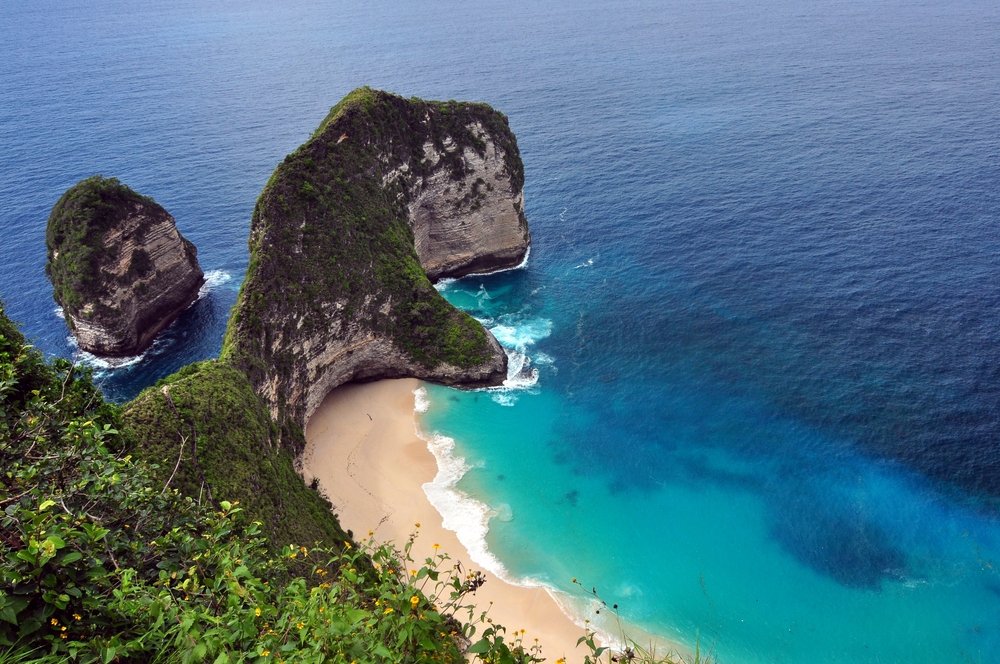Jelajah Nusa Penida Barat: Tebing Ikonik T-Rex Kelingking, Laguna Alami & Teluk Kristal Eksotis
